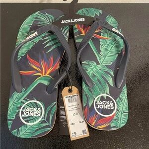 Jack & Jones Navy Flip Flops with Green Tropical Print
SIZE 7/8